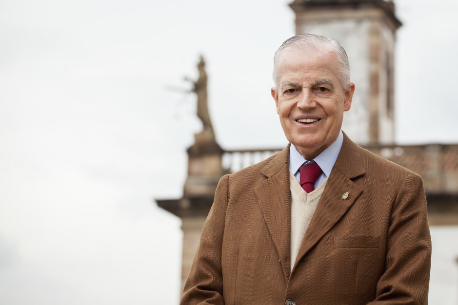Dom bertrand sorrindo.png