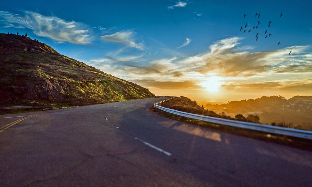 Winding road 1556177 1280 1000x600.jpg