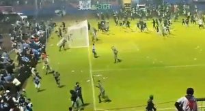 Confusao estadio jacarta.jpg