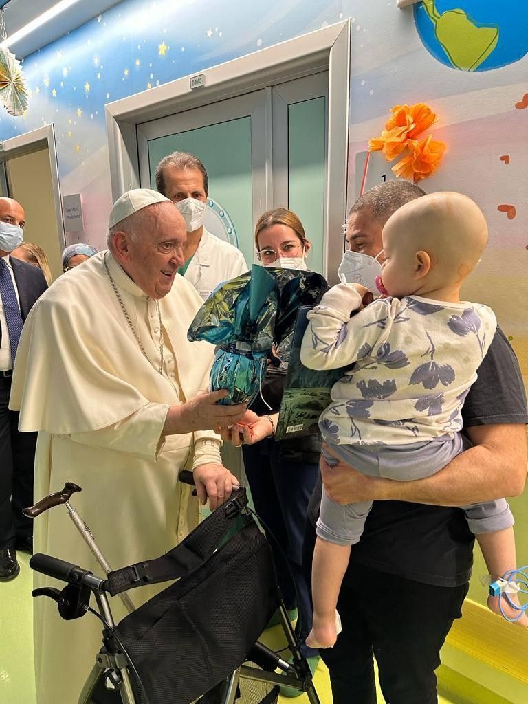 Papa francisco crianca hospital.jpg