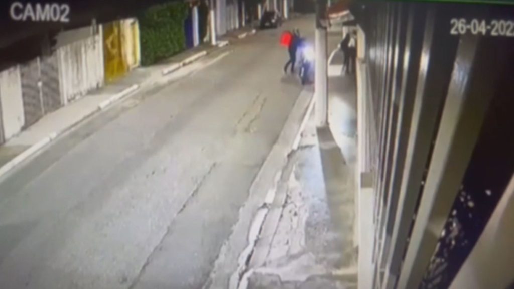 Br cnn 290422 live clean frame 331405.jpeg