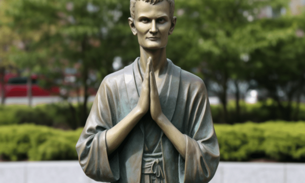 Ambcrypto a statue of vitalik buterin holding up an ethereum co 90d55eb6 ae78 4b96 a445 6b097fefc0bb 1200x900 1000x600.png