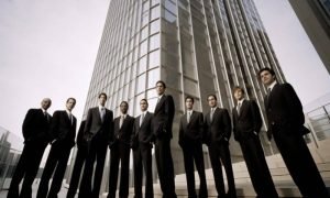 Ambcrypto prompt a group of confident looking investors stand 737810ea 4149 4b8f b2ca 61949af67ab1 1000x600.jpg