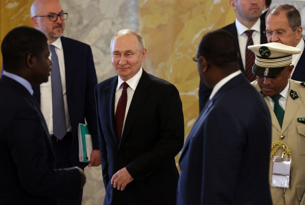 Putin e comitiva africana.jpg