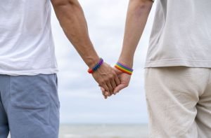 Lgbtqia casal relacionamento.jpg