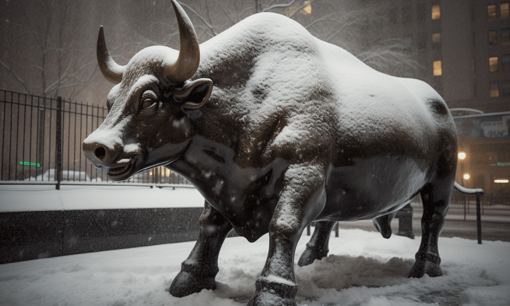 Ambcrypto the new york bull covered in snow in the midst of a b 5fd7c322 e2c5 4425 9b4d 09cde5bd5830 1000x600.png