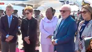 Lula chega a africa do sul e1692607648536.png