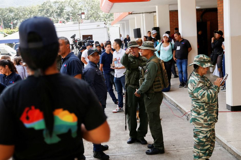 Militares Venezuelanos Organizam As Pessoas Que Participam De Uma Simulacao Eleitoral Em Caracas Antes Do Referendo De 3 De Dezembro Sobre Os Direitos Da Venezuela A Regiao De Esequiba Na Guiana.jpg