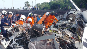 Socorristas Inspecionam O Local Do Acidente De Helicoptero Em Lumut Estado De Perak Malasia Em 23 De Abril De 2024.png
