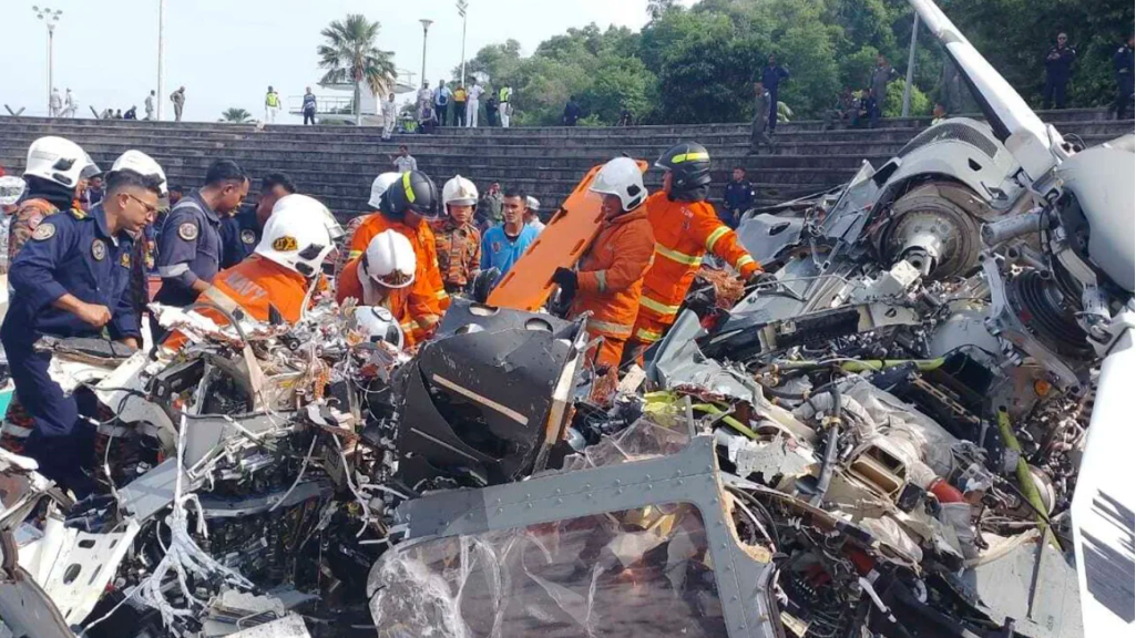Socorristas Inspecionam O Local Do Acidente De Helicoptero Em Lumut Estado De Perak Malasia Em 23 De Abril De 2024.png