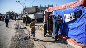Palestinos Deslocados Sao Fotografados Ao Longo De Uma Estrada Perto De Sua Tenda Improvisada Em Rafah Gaza Em 4 De Fevereiro E1708458535557.png