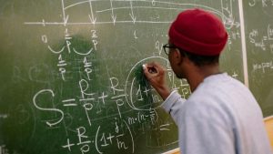 Aula Estudante Negro Giz Lousa Pexels Yankrukov 8197497.jpg