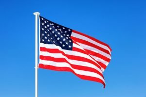 Bandeira Americana Tremulando No Ceu Azul.jpg