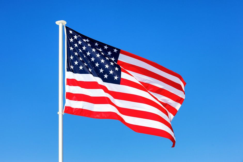 Bandeira Americana Tremulando No Ceu Azul.jpg