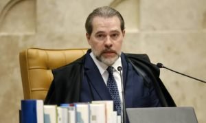 Ministro do STF é internado com inflamação nos pulmões 