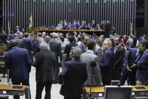 CCJ da Câmara aprova PECs e PLs que limitam atuação dos ministros do STF