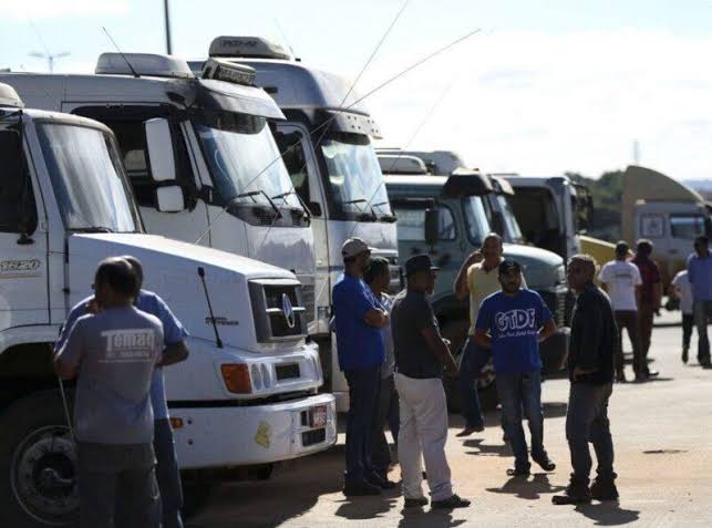 Caminhoneiros podem cobrar horas paradas após decisão do STF