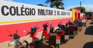 Juiz anula expulsão de estudantes que foram afastadas de escola militar, após chamar diretor de 'você'