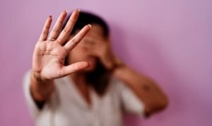 Agravante e causa de aumento de pena podem ser aplicadas juntas em crimes de relação doméstica ou de violência contra a mulher, define STJ