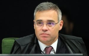 STF suspende lei sobre transporte gratuito de animais em aviões
