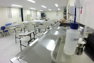 TRT-9 reconhece equiparação salarial entre professor de filosofia e médicos em curso de medicina