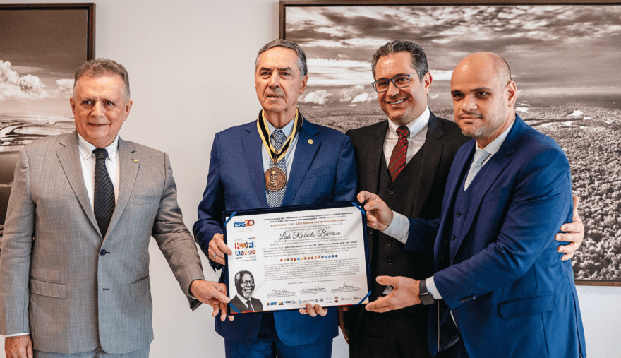 Luís Roberto Barroso é homenageado com Medalha Kofi Annan em reconhecimento ao compromisso com o ESG