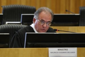 TST mantém decisão contra hospital que descontava horas extras de médico