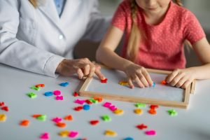 Justiça determina manutenção de plano de saúde para crianças autistas após demissão do pai