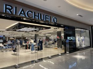 Riachuelo é condenada a pagar R$ 10 mil após gerente forçar vendedora a dar informações errradas
