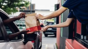 Atendente de fast-food será indenizado após ameaças e ofensas homofóbicas: “Homem de verdade”
