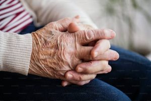 Aposentada deve ser indenizada por descontos indevidos em benefícios previdenciários