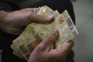 Banco deve restituir parte de valor retirado de conta em golpe de acesso remoto
