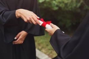 Juíza rejeita cobrança de mensalidades de universidade a ex-aluna formada antecipadamente