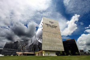 TST reconhece vínculo de emprego entre ex-prefeito e policial que atuava como segurança