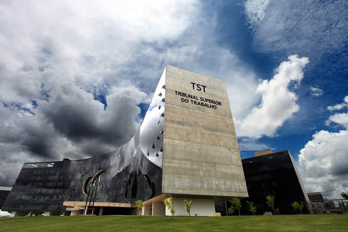 TST reconhece vínculo de emprego entre ex-prefeito e policial que atuava como segurança