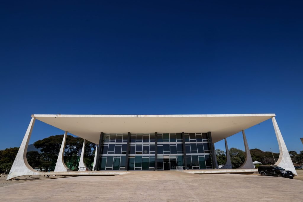 STF derruba cautelares impostas de ofício por juiz contra acusado de tráfico de drogas