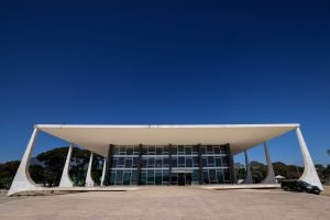 STF derruba cautelares impostas de ofício por juiz contra acusado de tráfico de drogas