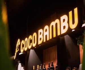 Coco Bambu é condenado por injúria racial e acúmulo de funções; indenização será de R$ 30 mil