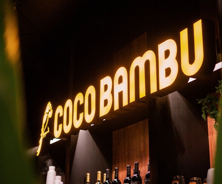 Coco Bambu é condenado por injúria racial e acúmulo de funções; indenização será de R$ 30 mil