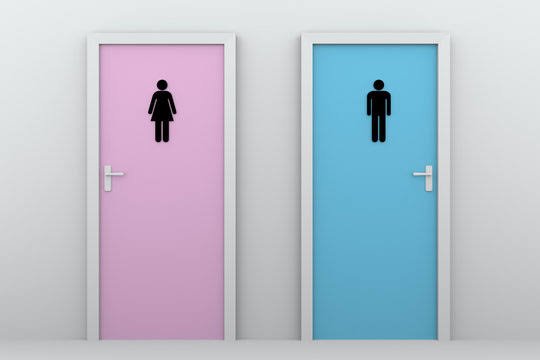 'É menino ou menina?: Juíza condena empresa por proibir trabalhador trans de usar banheiro