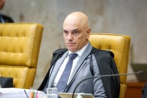 "Operações contra tráfico e milícias devem usar armamento mais pesado possível", defende Moraes no STF