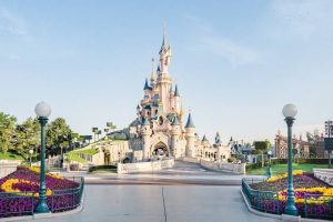 Empresa deve indenizar funcionária por prêmio de viagem à Disney sem visto