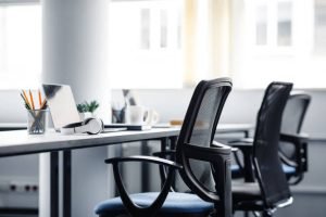 Empresa é condenada a pagar R$ 30 mil após trabalhador cair da cadeira no home office
