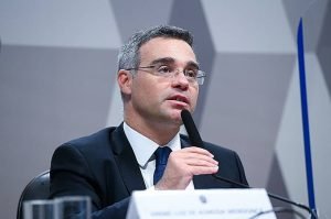 STF determina que licença-paternidade deve começar após alta hospitalar do bebê