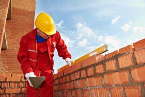 Construtora e banco são condenados por atraso na entrega de imóvel e negativação indevida