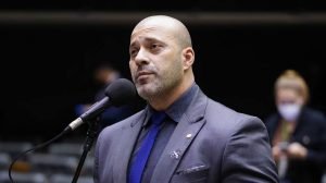 Alexandre de Moraes concede semiaberto a ex-deputado Daniel Silveira, mas nega soltura ou indulto