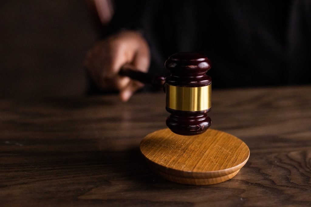 Juiz extingue ação por indícios de advocacia predatória e irregularidade em procuração