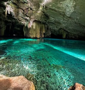 Turistas e guia são soltos após prisão por invasão à gruta paradisíaca interditada