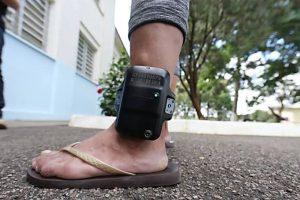 Juiz revoga prisão de mulher detida com tornozeleira eletrônica durante Carnaval de Salvador