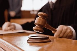 Falta de provas leva à absolvição de acusado de furto e corrupção de menores